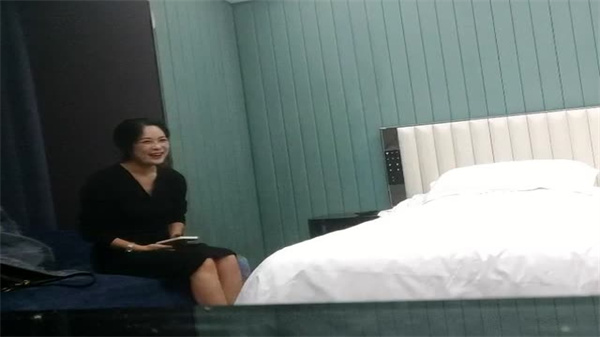 深情探花外围场美女纷至沓来苦等一小时